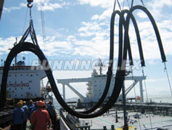 Mangueira de óleo com flange de aço em doca marinha